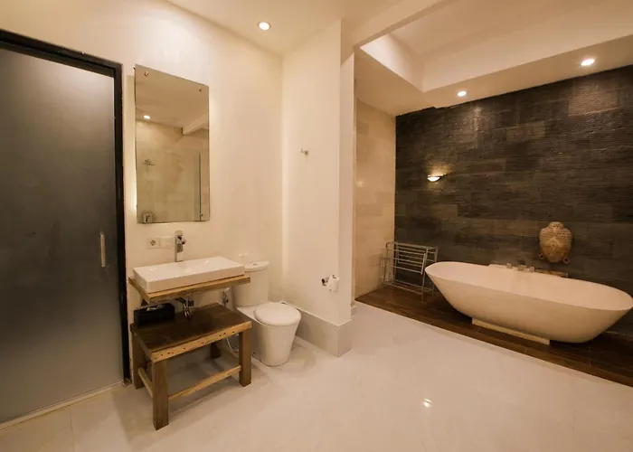Villa 6-8br! View Sky Club, Brilliant Location, Of Seminyak